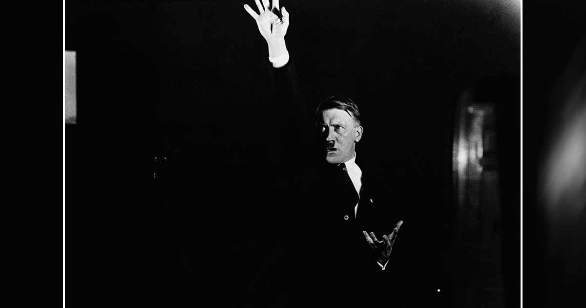 Hitler praticando um discurso na frente de um fotógrafo para estudar seus movimentos e o impacto dramático dos gestos. Hitler era famoso por ser um empolgante orador