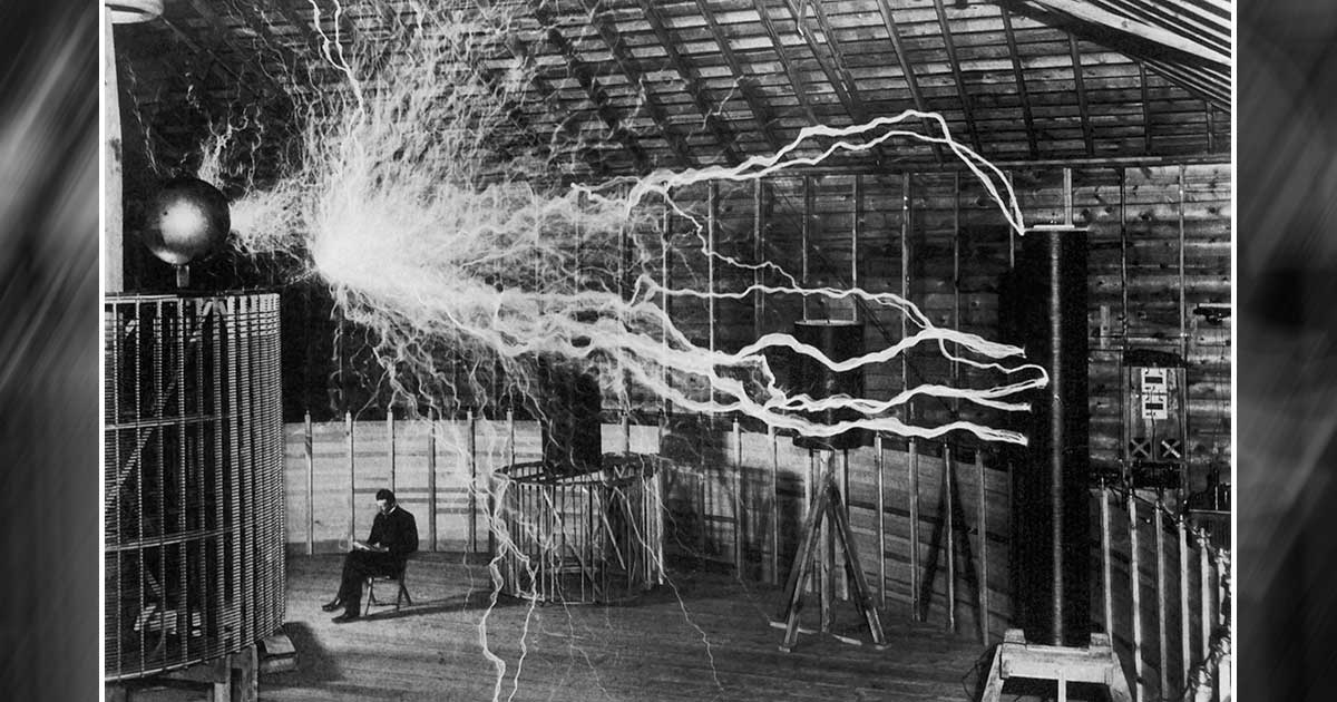 Famoso e muitas vezes subestimado, inventor Nikolas Tesla senta em seu laboratório enquanto seu gerador de alta tensão trabalha