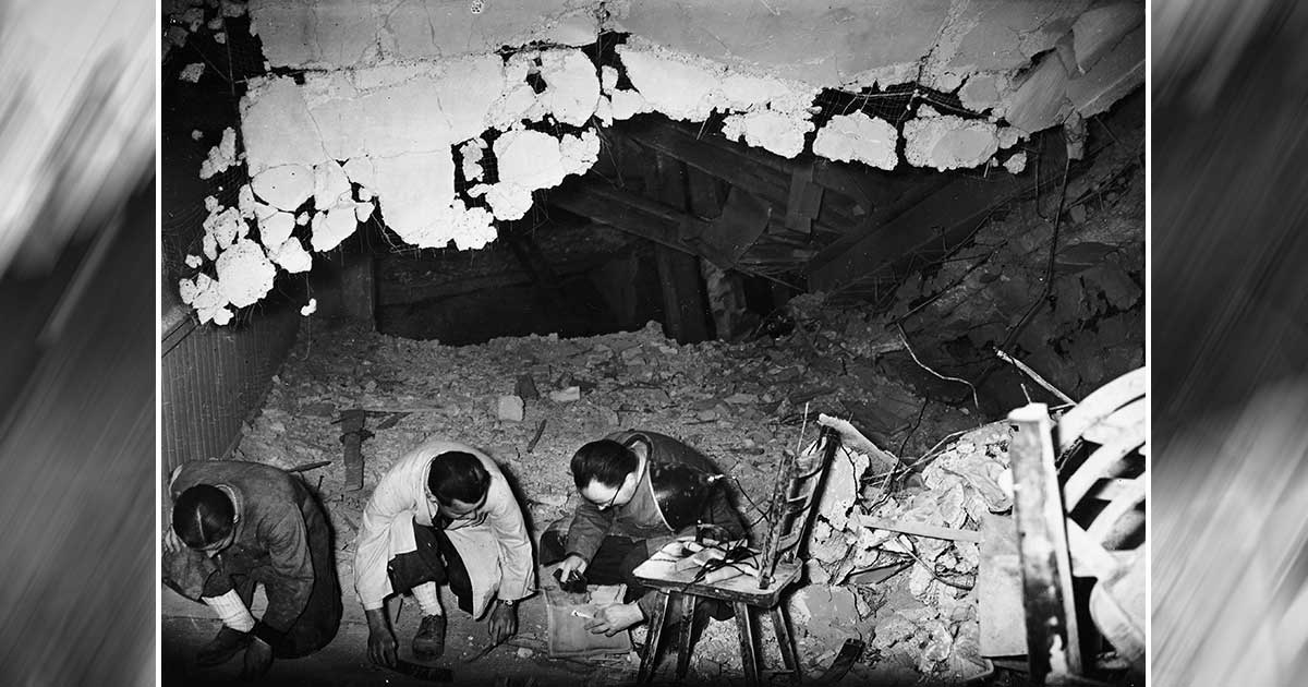 Especialistas do Exército Aliado examinam os restos do bunker de guerra de Hitler em 1945. Quando as tropas aliadas se aproximaram, o líder nazista comeceu suicídio colocando um revólver em sua boca
