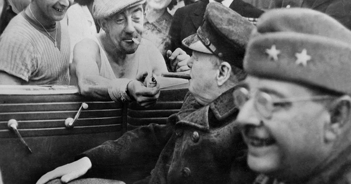 Francês libertado acende o charuto do primeiro-ministro da Inglaterra, Winston Churchill, após a derrota do exército alemão