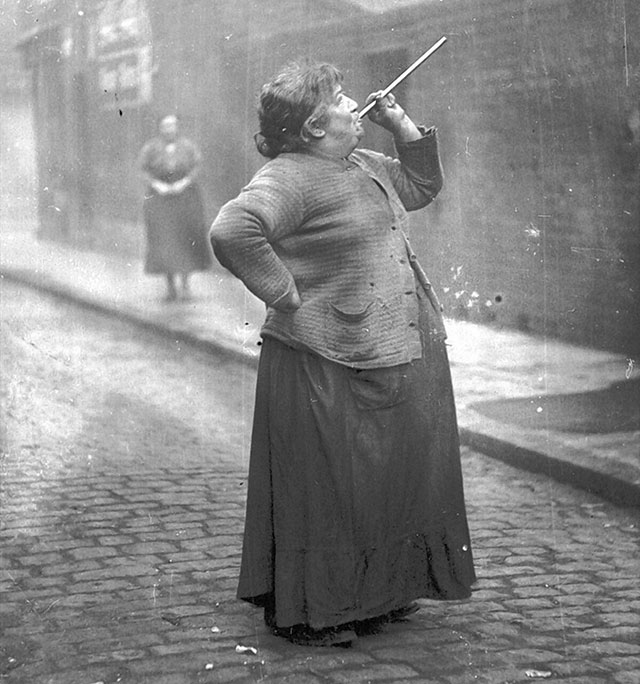 Uma pessoa foi contratada para garantir que as pessoas acordassem a tempo para seus trabalhos. Mary Smith ganhava seis pence por semana para atirar ervilhas secas nas janelas dos operários adormecidos no leste de Londres nos anos 30
