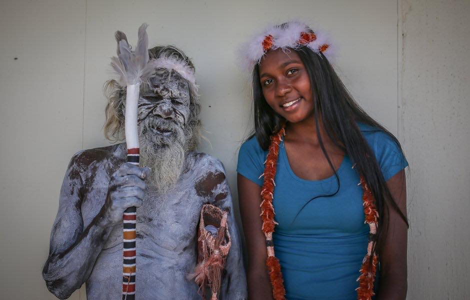Um orgulhoso aborígine que viajou mais de 3 mil quilômetros para assistir à graduação da sua neta