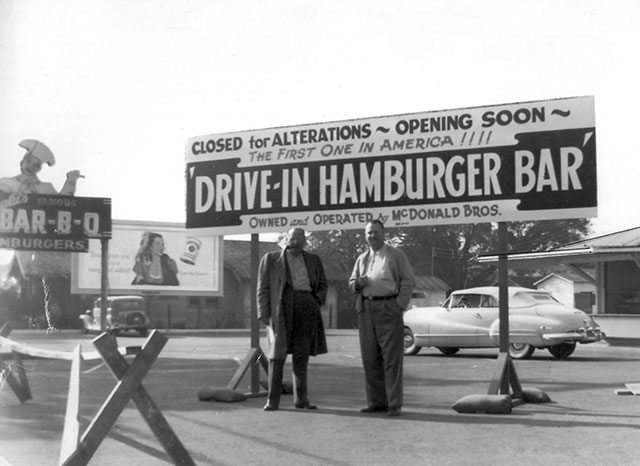 Os irmãos McDonald em frente ao primeiro restaurante que seria aberto em novembro de 1948, em San Bernadino