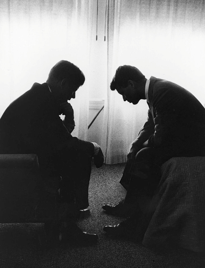 John F. Kennedy consulta seu irmão Robert Kennedy durante a campanha presidencial