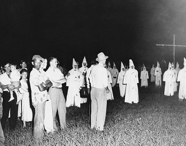Um solitário homem negro num comício da KKK, em Jackson, Mississippi, 1950