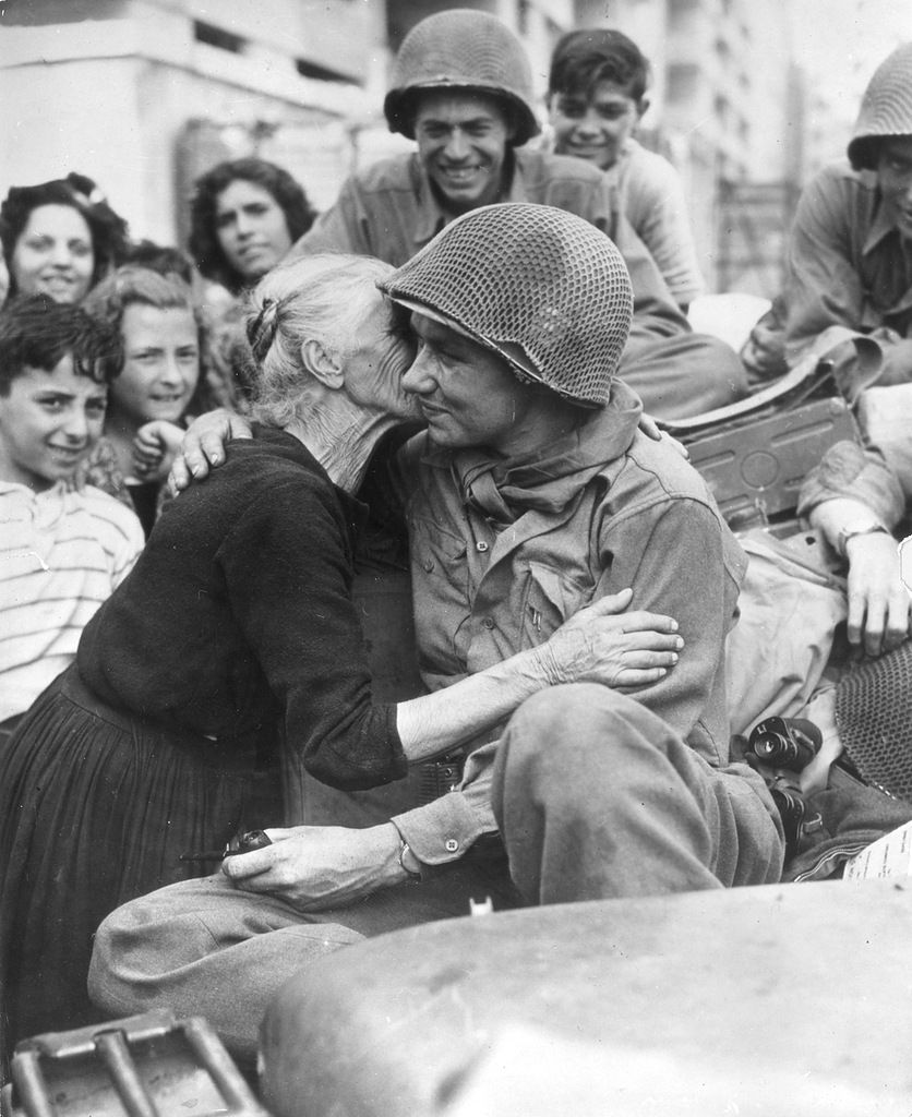 Uma idosa italiana mostrando sua gratidão a um soldado americano após a libertação da Itália, em 1945