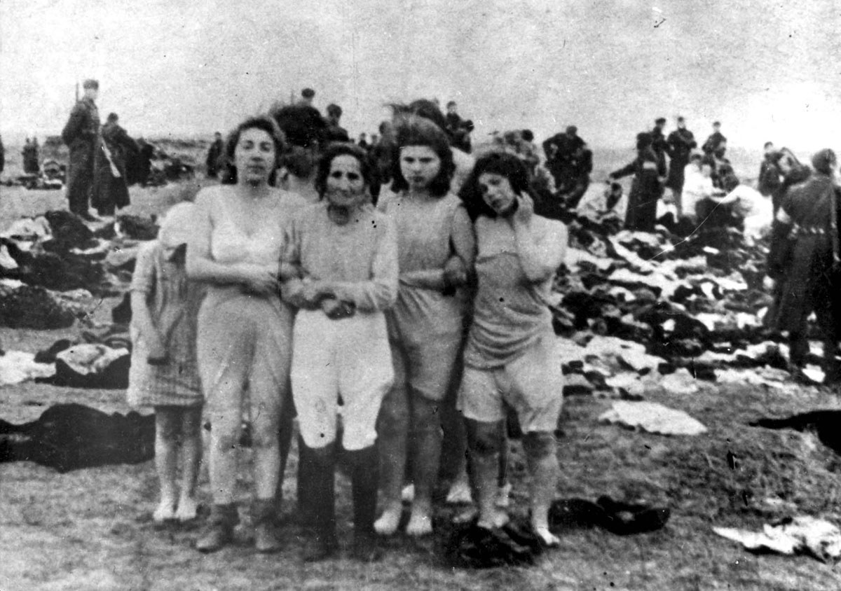 Mulheres judias antes de sua execução em Skede, Letônia, 15 e 17 de dezembro de 1941