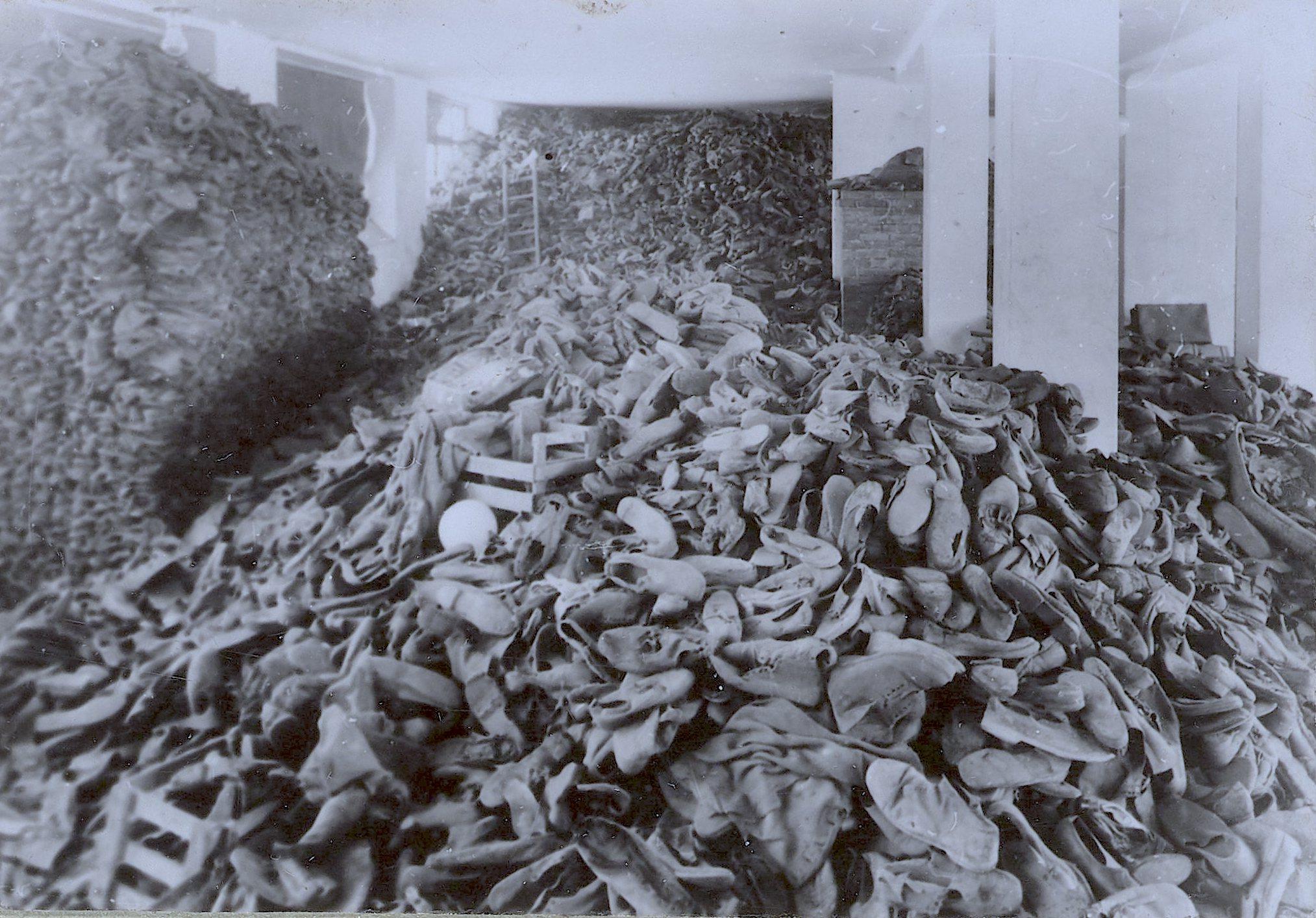 Um dos armazéns cheios de sapatos de vítimas do holocausto. Auschwitz, Polônia, 1944