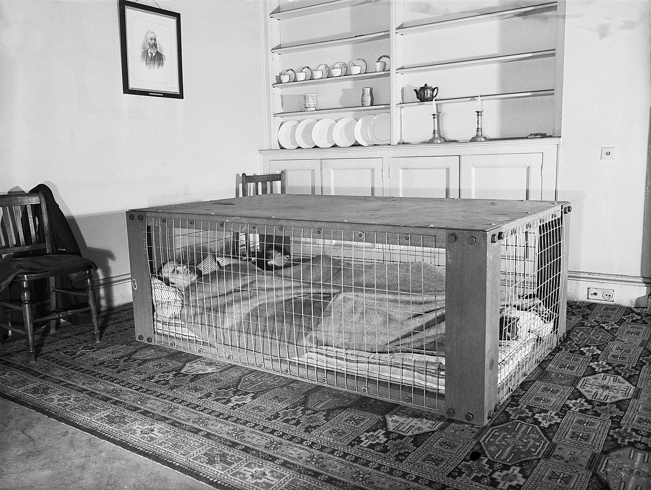 Casal britânico dorme dentro de um abrigo usado como proteção contra provável bombardeio da Segunda Guerra Mundial, 1941