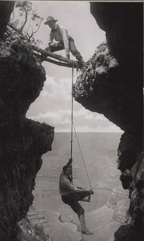 Fotógrafo do Grand Canyon suspenso por uma corda, em 1908