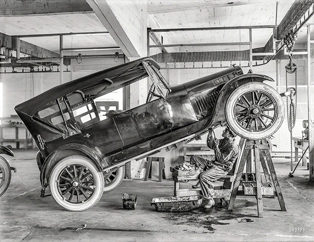 Oficina mecânica de carros em 1919