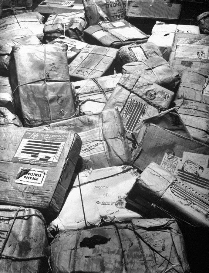 Pacotes de Natal destinados a soldados que foram mortos ou dados como desaparecidos durante a guerra. Todos ganharam um selo de 