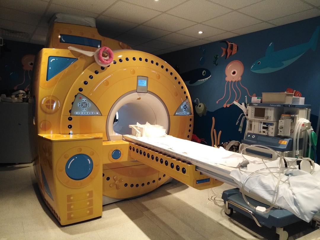Hospital pediátrico pinta a máquina de ressonância magnética para parecer um submarino