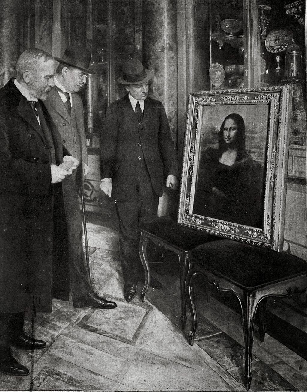 Homens admirando a Mona Lisa, encontrada dois anos após ter sido roubada do Louvre, em 1913