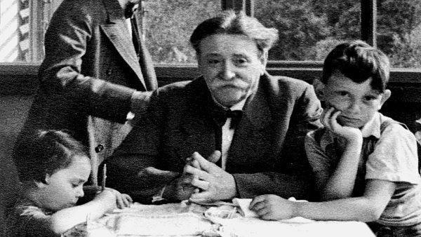 Eduard Bloch, o médico judeu da família Hitler, que tratou de sua mulher antes de morrer, em 1907. Hitler concedeu-lhe sua 