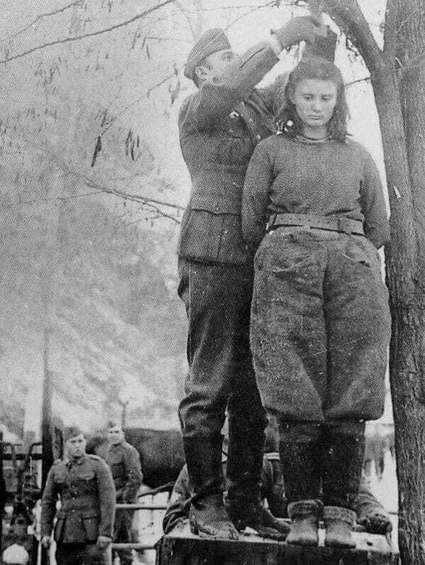 Em 8 de fevereiro de 1943, os nazistas enforcaram Radić, membro dos Partisans iugoslavos durante a Segunda Guerra Mundial. Quando lhe perguntaram os nomes dos seus companheiros, ela respondeu: 