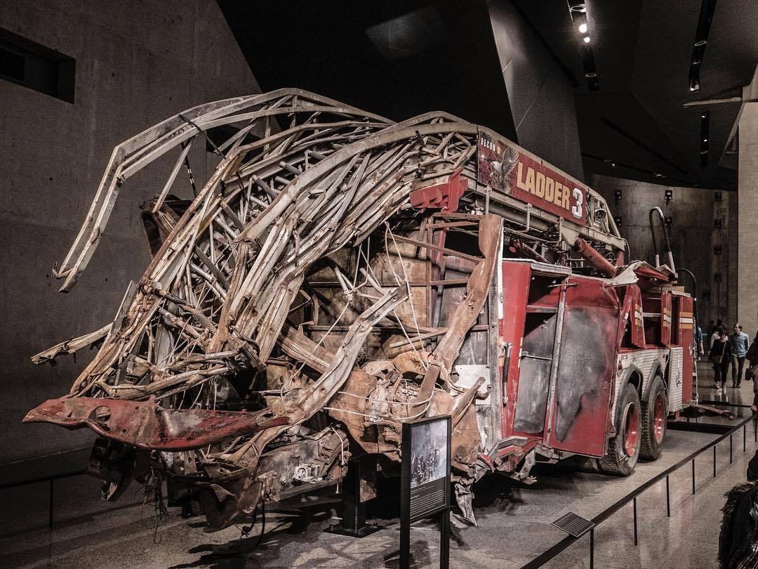 Um dos primeiros caminhões do corpo de bombeiros a chegar  na tragédia do 11 de setembro
