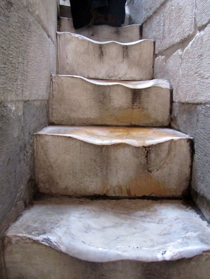 500 anos de uma escada de mármore na Torre de Pisa