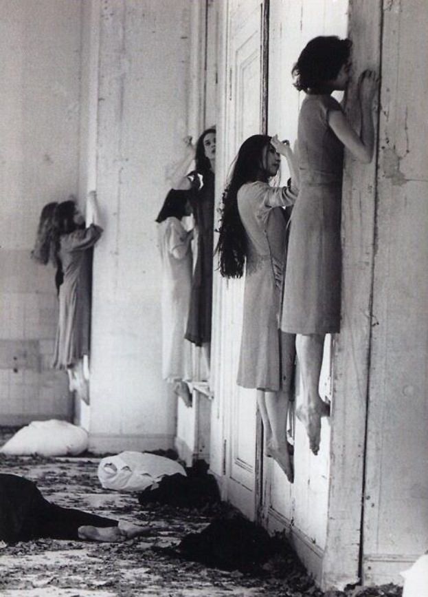Essa imagem é rotulara erroneamente afirmando que trata-se de uma instuição de tratamento a doenças mentais na Rússia nos anos 50. Mas, na realidade, são bailarinas alemãs esticando os músculos da barriga em 1977. Elas estão pisando em buracos feitos na parede