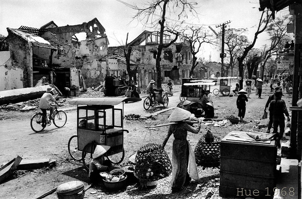 População da destruída cidade vietnamita de Hue tentando ganhar a vida vendendo produtos na rua, em 1968