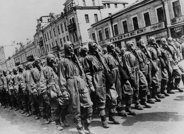 Tropa russa pronta para a guerra química, Moscou, 1928
