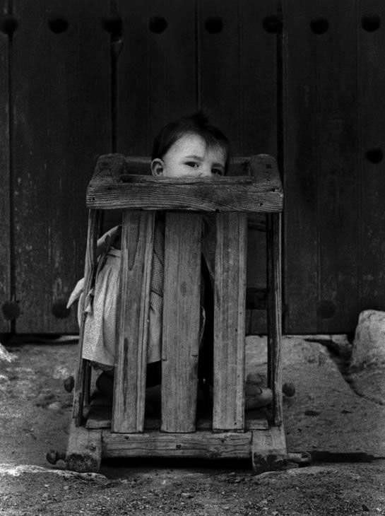 Criança confinada em asilo psiquiátrico na Espanha, 1922
