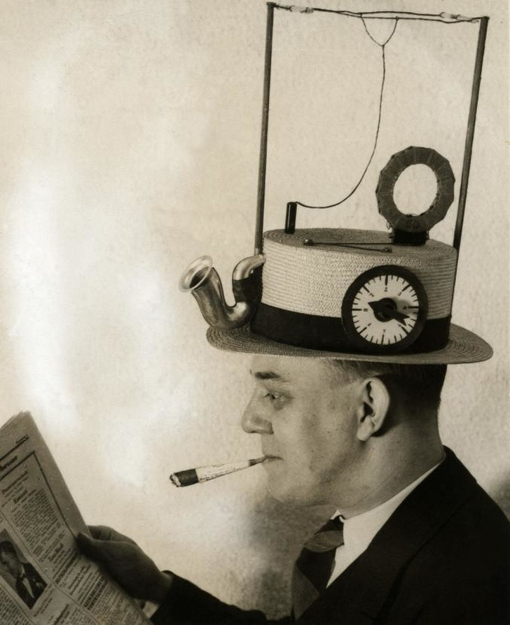Numa época em que não havia telefone celular e fones de ouvido, era assim que os inventores em 1931 imaginavam que deveriam ser os rádios portáteis