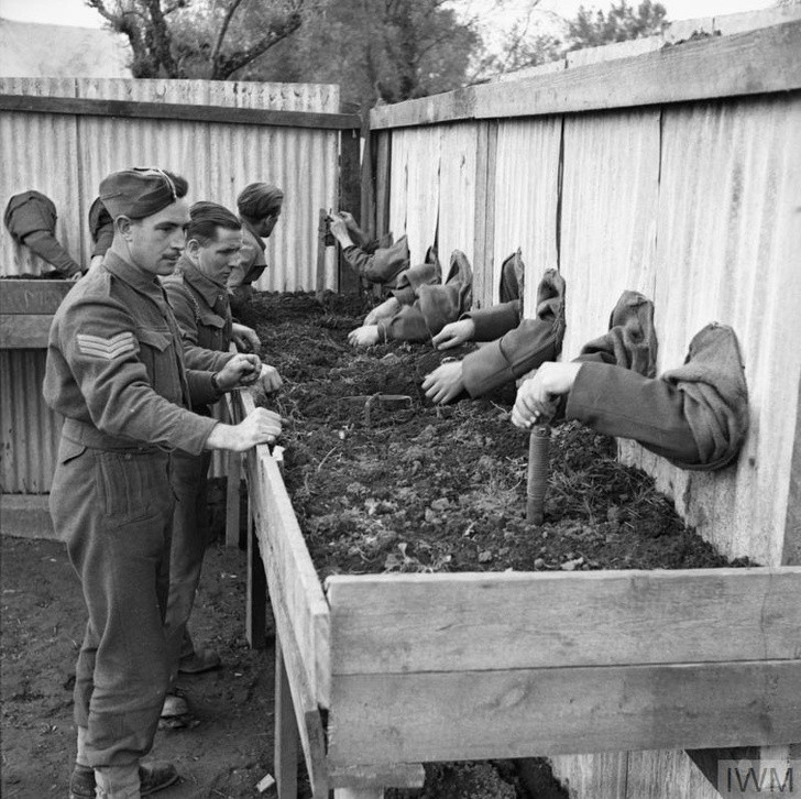 Era assim que os soldados britânicos treinavam para desarmar minas às cegas durante a guerra, em 1943