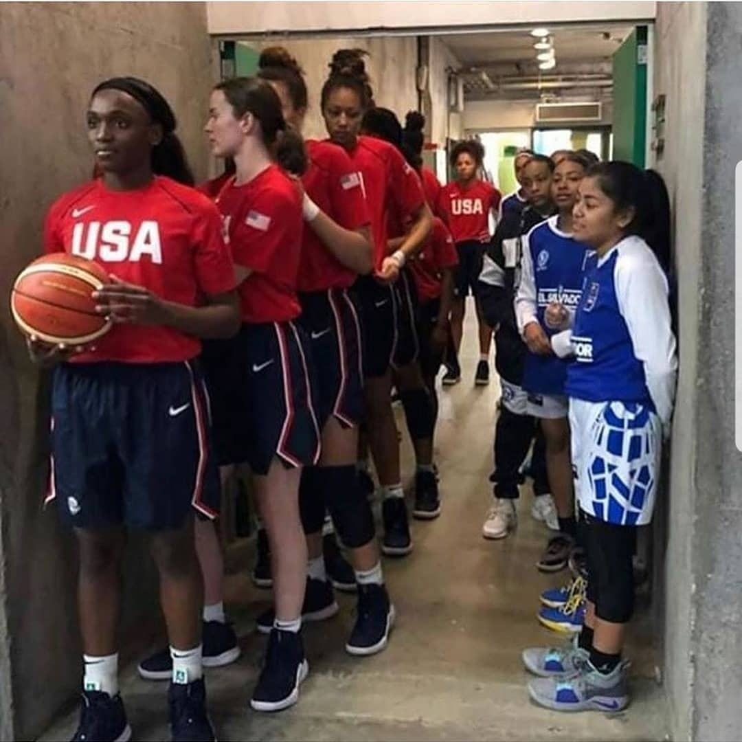 Time feminino de basquete SUB-16 dos Estados Unidos ao lado do SUB-16 de El Salvador. O resultado foi 114 a 19
