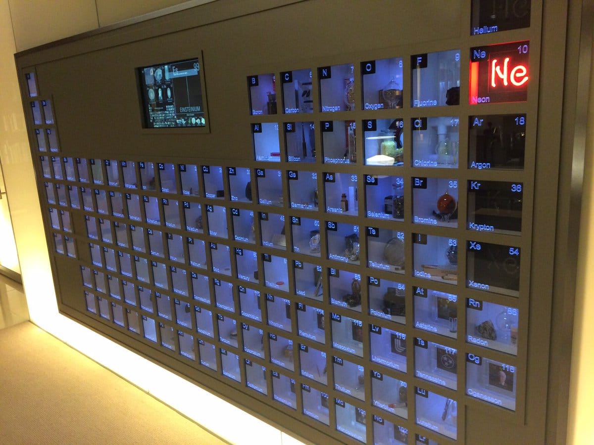A primeira coisa que você percebe quando entra no escritório de Bill Gates, nos arredores de Seattle, é uma tabela periódica instalada na parede com uma amostra de cada elemento químico na vitrine