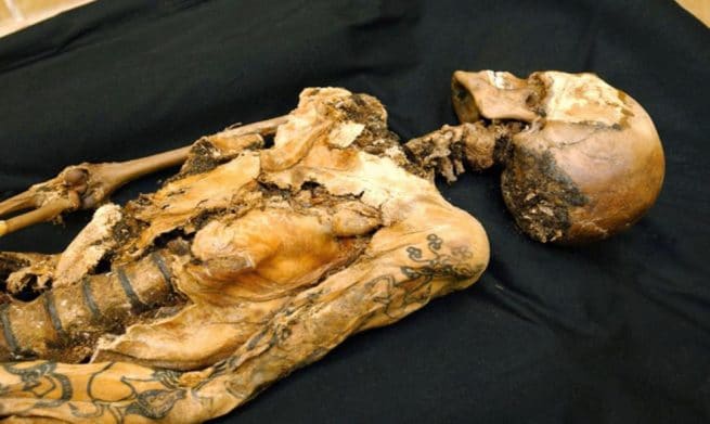 Corpo tatuado de uma princesa siberiana, mumificado há mais de 2500 anos. Ela pertencia ao povo Pazyryk, nômades do século 5 a.C. Os especialistas acreditam que as tatuagens tinham relação com a idade e o status ao qual pertencia a pessoa, mas sabe-se que são desenhos de criaturas mitológicas
