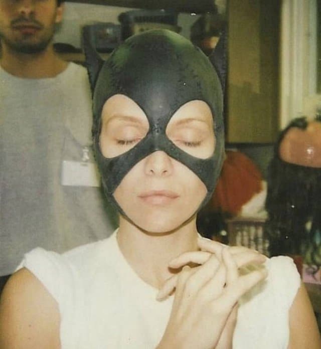 Michelle Pfeiffer experimentando pela primeira vez sua máscara de Mulher Gato para o filme 