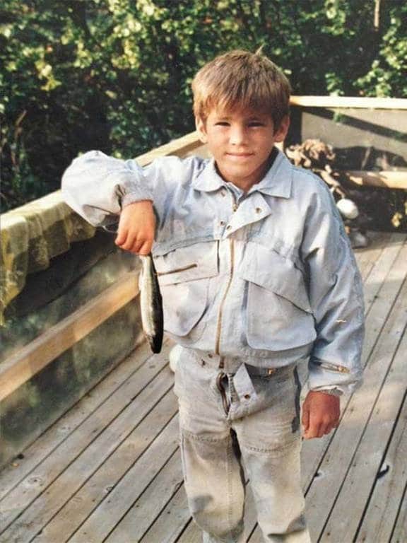 Um jovem Ryan Reynolds com um peixe na década de 80