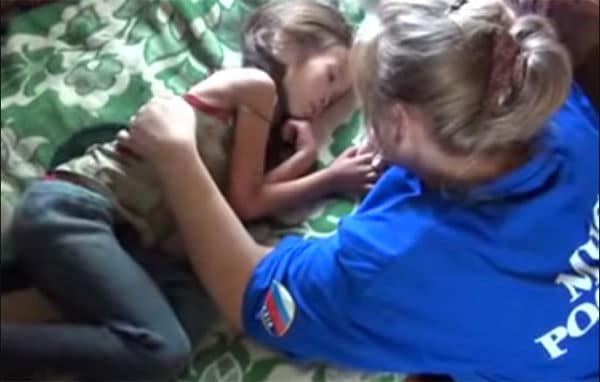 Em 2014, uma menina de 3 anos chamada Karina Chikitova sobreviveu 11 dias no deserto da Sibéria, com apenas seu cão como companhia. Ela comeu frutas silvestres e bebeu água do rio, dormindo abraçada com o cachorro para se aquecer. Ela foi salva quando o cão voltou para sua aldeia e guiou a equipe de resgate até ela
