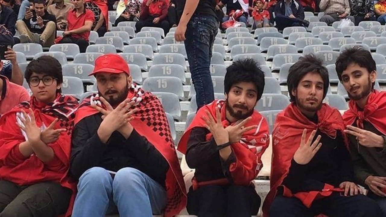 Mulheres disfarçadas de homens para assistir jogo de futebol iraniano. Embora não haja nenhuma proibição, é raro elas frequentarem esse tipo de evento