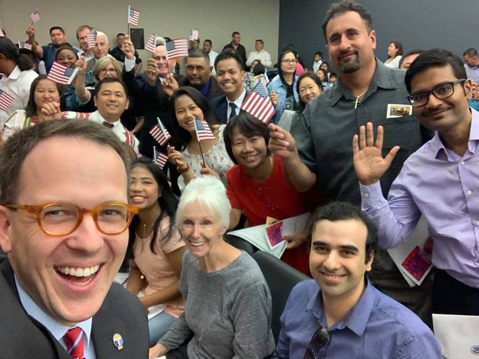 Prefeito de Tulsa faz selfie com quatro imigrantes legais que, a partir daquele dia, se tornaram cidadãos americanos
