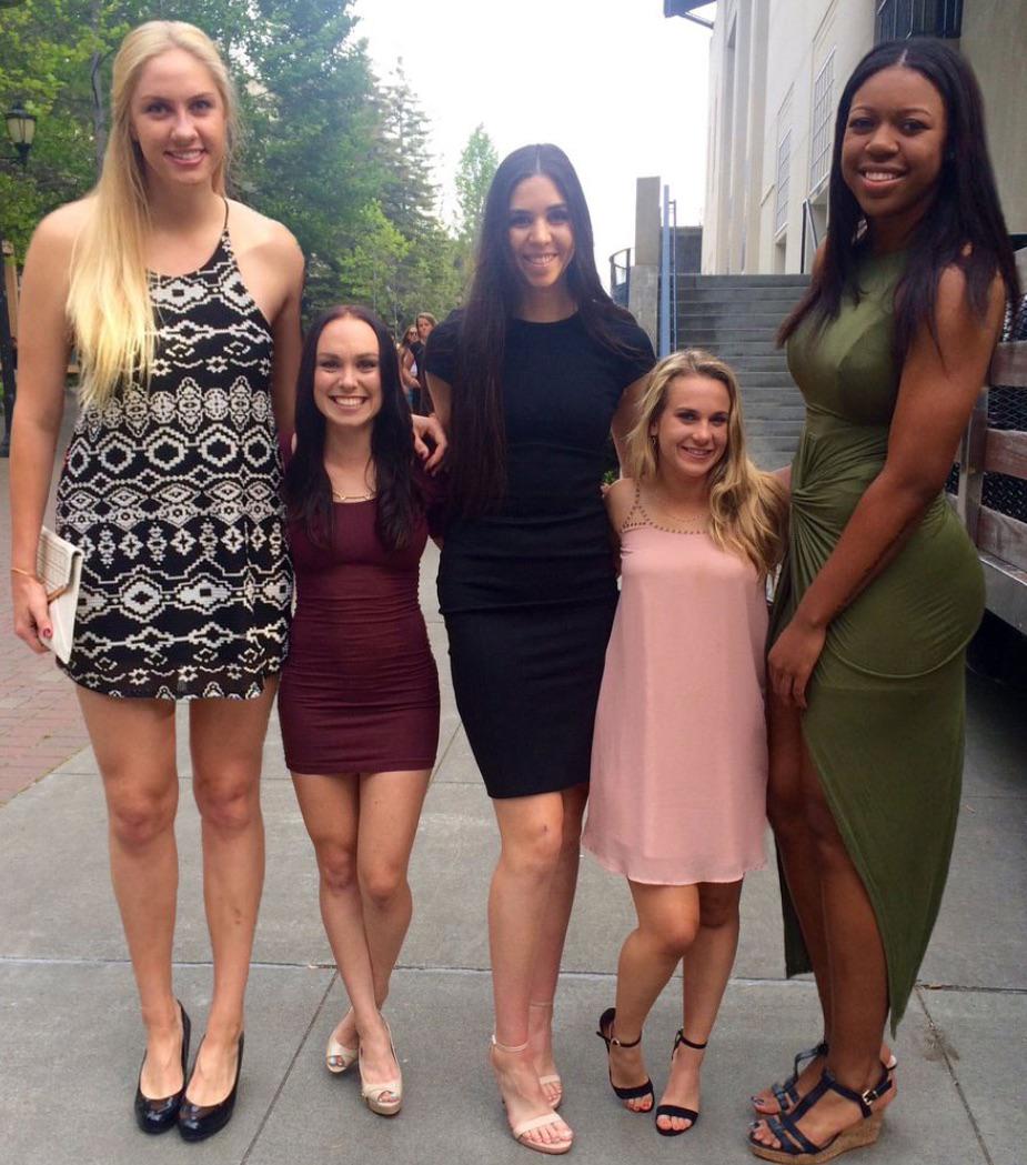 Jogadoras de basquete dos EUA ao lado de cheeleaders