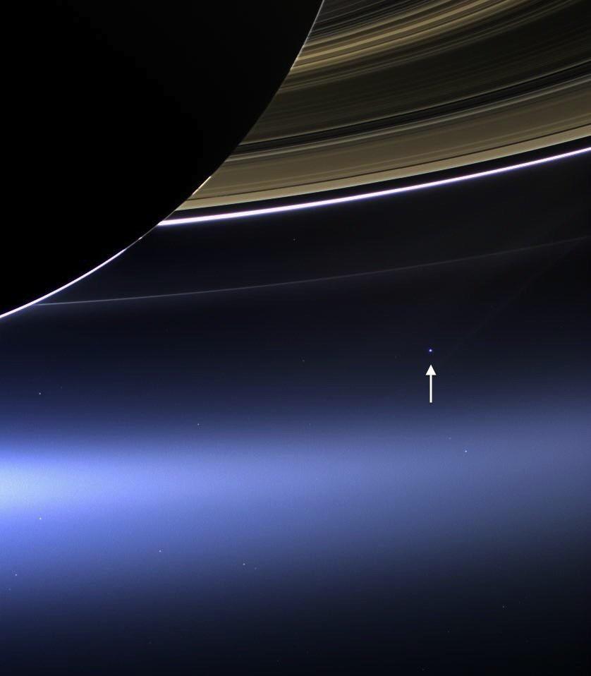 Esta é a Terra a 1,5 bilhão de quilômetros de distância. Foto da sonda Cassini onde pode-se ver os anéis de Saturno