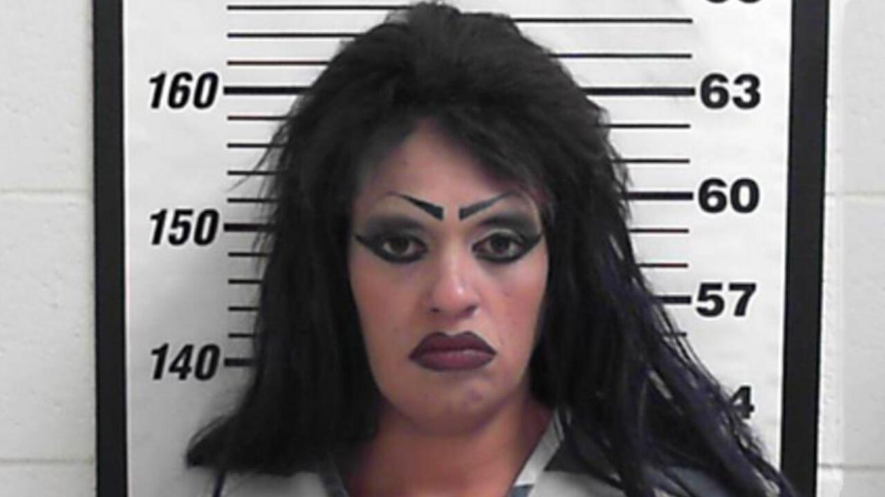 Mulher de Utah, de 38 anos, presa após se passar por sua filha de 21 anos durante blitz
