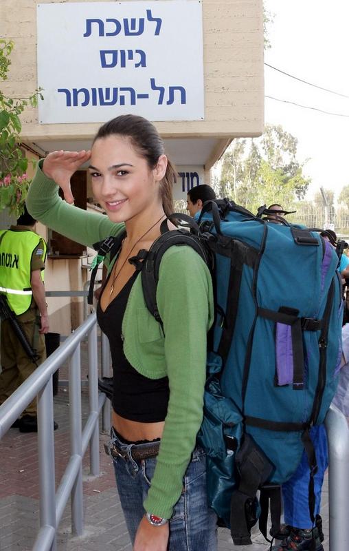 Gal Gadot, com 18 anos, prestando serviço militar obrigatório nas Forças de Defesa de Israel
