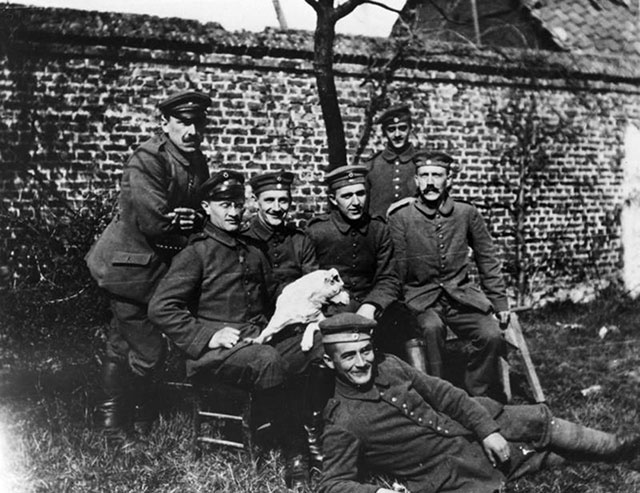 Um jovem Adolph Hitler posando para foto (extrema direita)