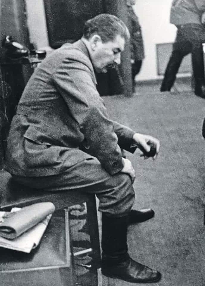 Stalin no Kremlin após reunião sobre a invasão nazista na União Soviética. O fotógrafo secretamente desafiou as ordens de apenas mostrar Stalin sob uma óptica positiva