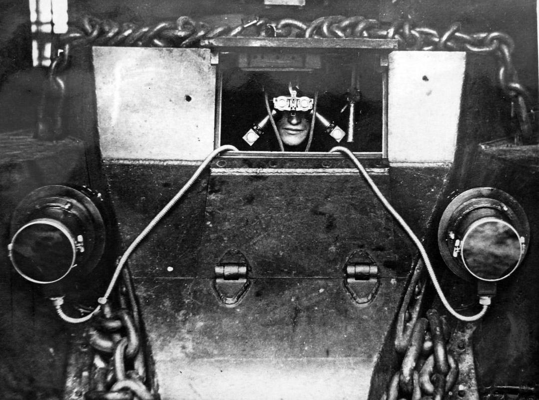 Óculos experimental de visão noturna infravermelha para motorista de tanque, 1939