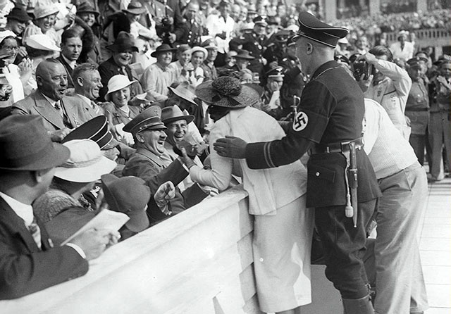Hitler reage ao beijo de uma mulher americana durante os Jogos Olímpicos de 1936