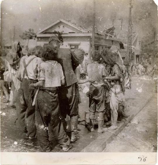 Sobreviventes atordoados se amontoam na rua 10 minutos depois que a bomba atômica foi lançada em sua cidade, em Hiroshima, 1945