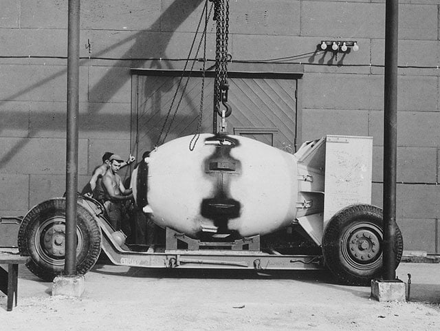 Bomba atômica sendo transportada, ilha de Tinian, 1945