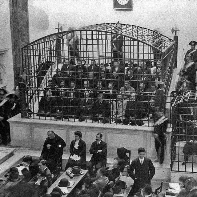 34 membros da máfia napolitana encarcerados em um tribunal durante o julgamento. A gaiola menor, à direita, tem uma testemunha - 1911