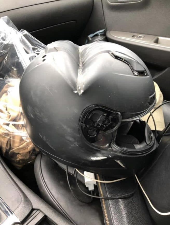 O cara que usava esse capacete sobreviveu a um acidente de moto. Ele passou 20 dias na UTI após quebrar o pescoço e vários outros ossos. Entretanto, não corre risco de morte, graças à proteção oferecida pelo acessório