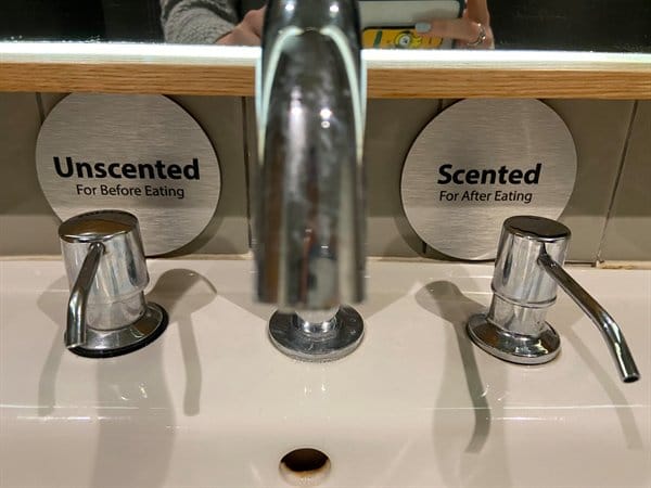 Restaurante nos EUA fornece opção de sabão perfumado e sem perfume nos seus banheiros