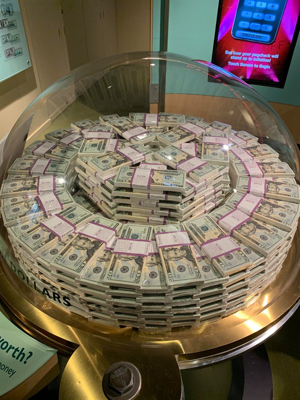 Um milhão de dólares em notas de US$ 20 em exposição no Fed Money Museum